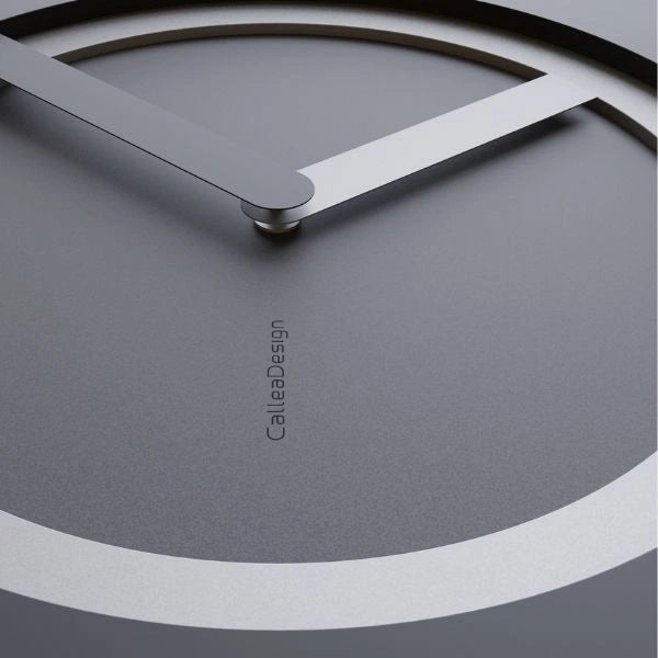 Close-up of the KAM Notte wall clock with a dark dial, silver ring and contrasting hands